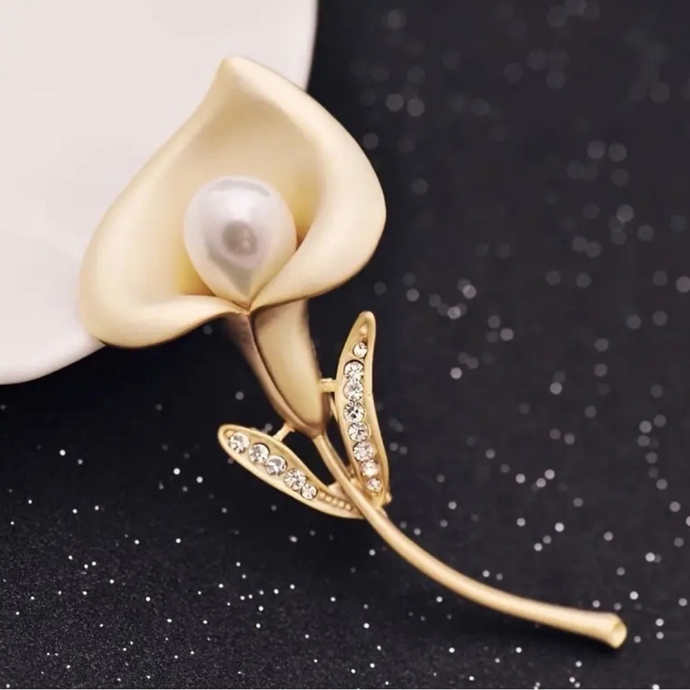 Elegant Gold Calla Lily Brooch with Pearl Accent.